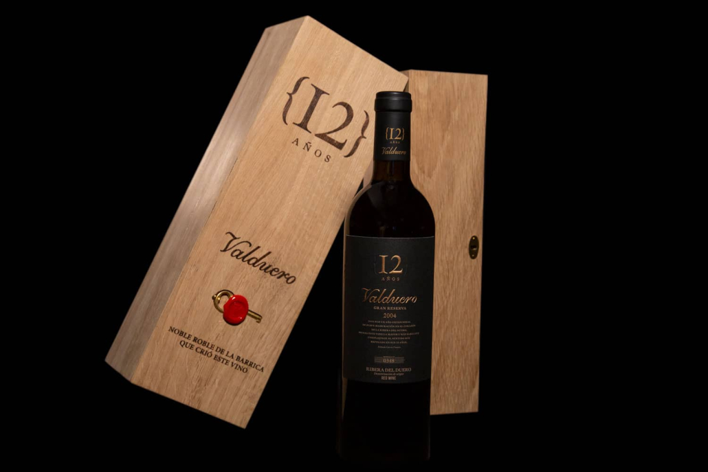 Un estuche con el vino Valduero de 12 años