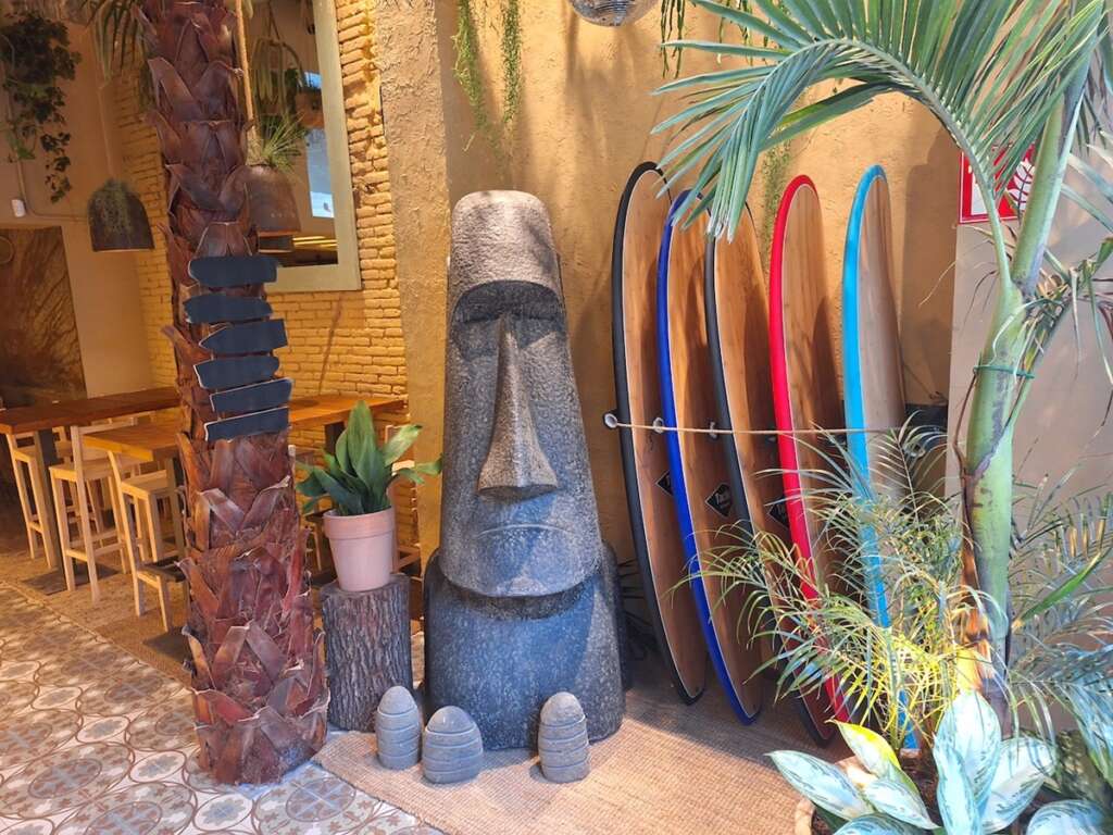 El moai da un toque étnico al local