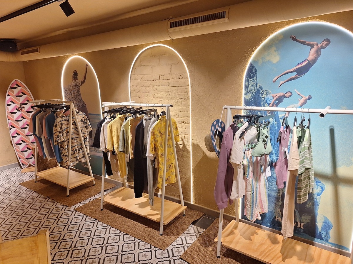 También se puede comprar ropa de estética hawaiana