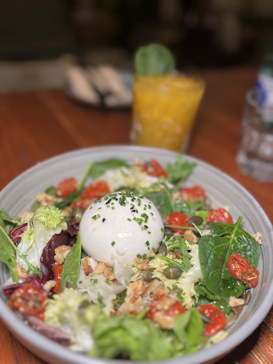 Burrata y cóctel Cloud 9