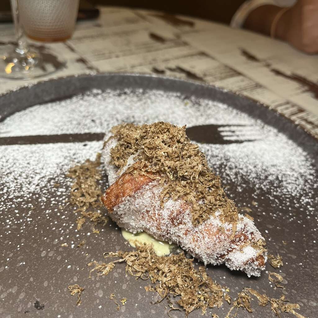 Xuxo de masa cruasán relleno de crema de tres quesos con trufa