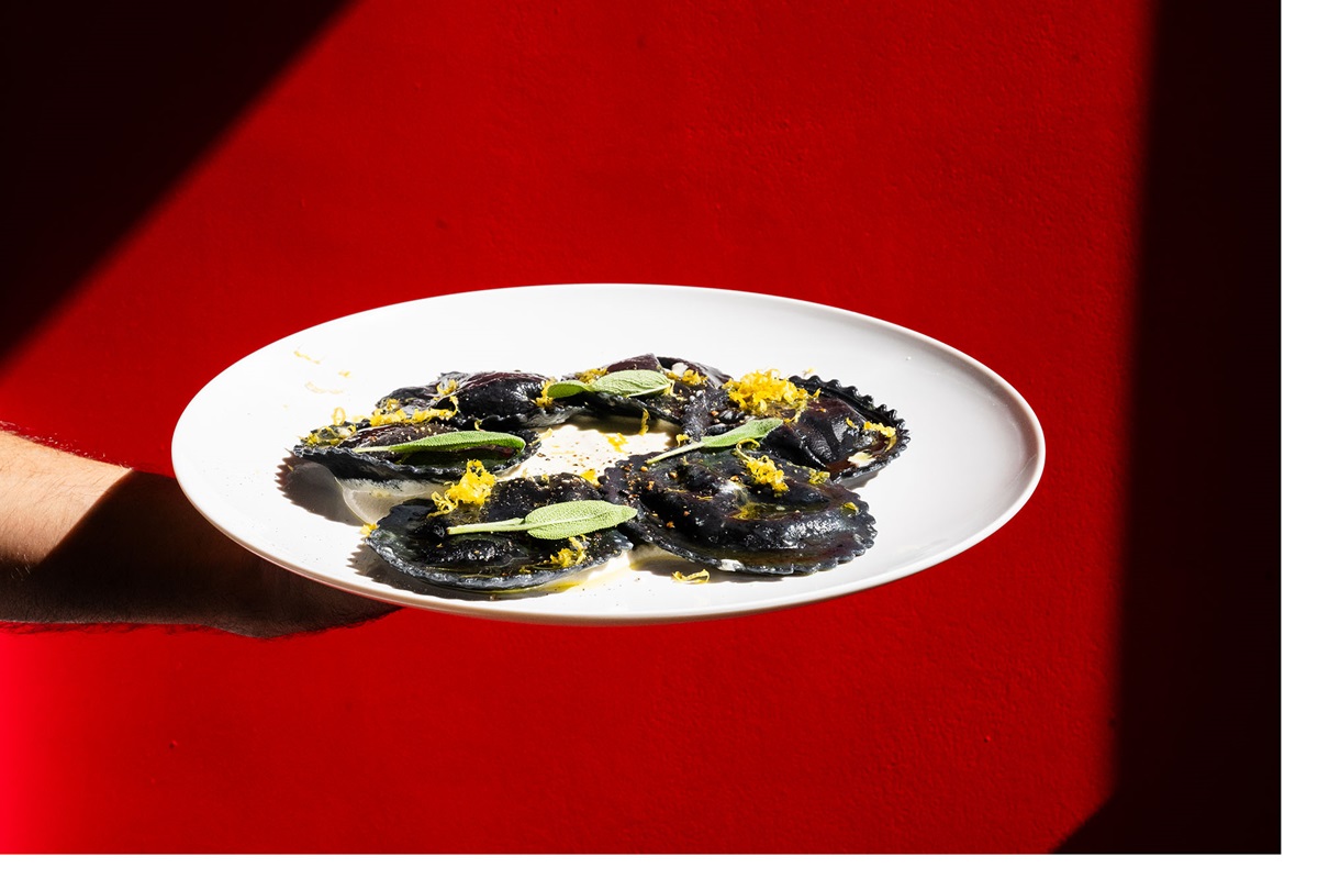 Los ravioles negros de setas y trufa, uno de los platos estrella