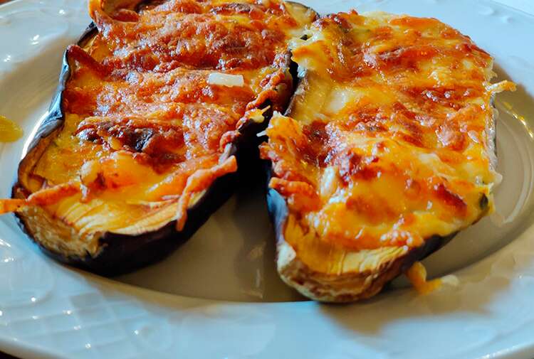 Uno de los platos más destacados de la carta son las berenjenas rellenas de marisco. 