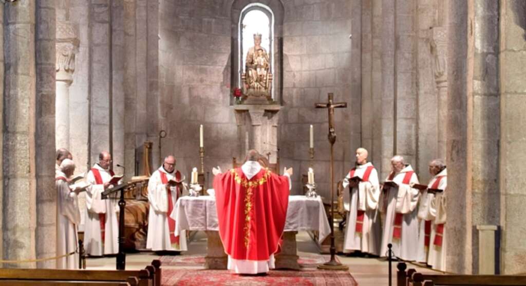 Una de las misas en el Monasterio de Leyre