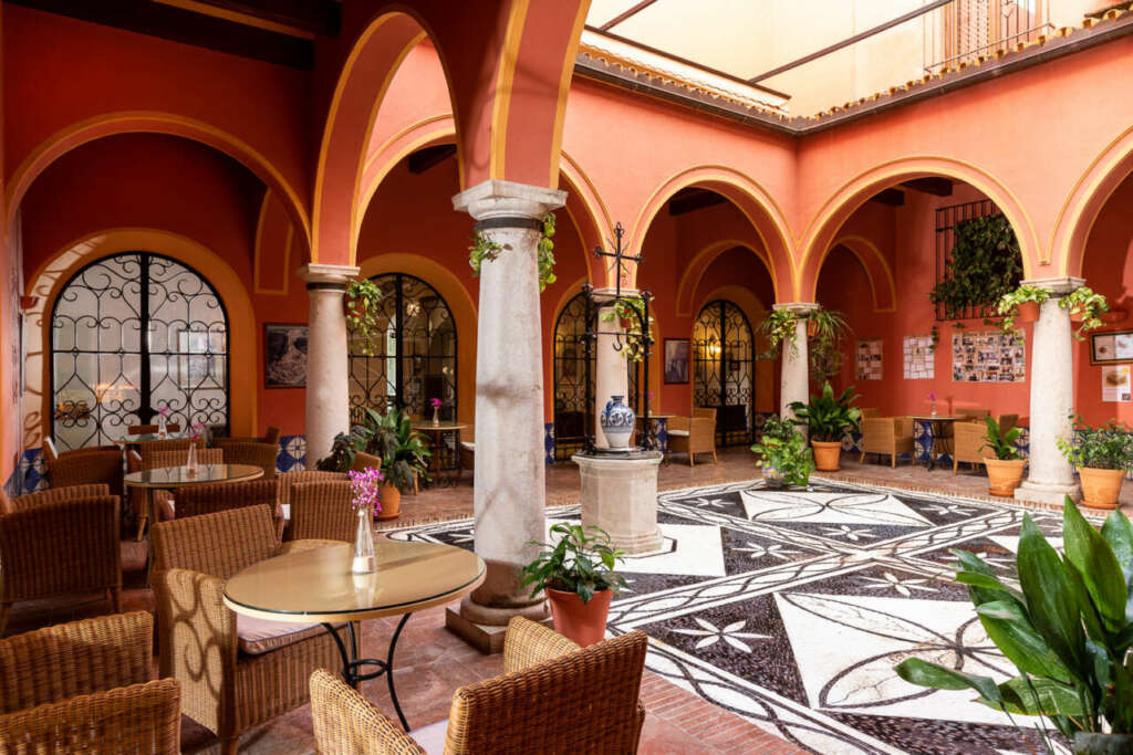 El patio andaluz del Parador de Arcos de la Frontera es uno de sus encantos. 