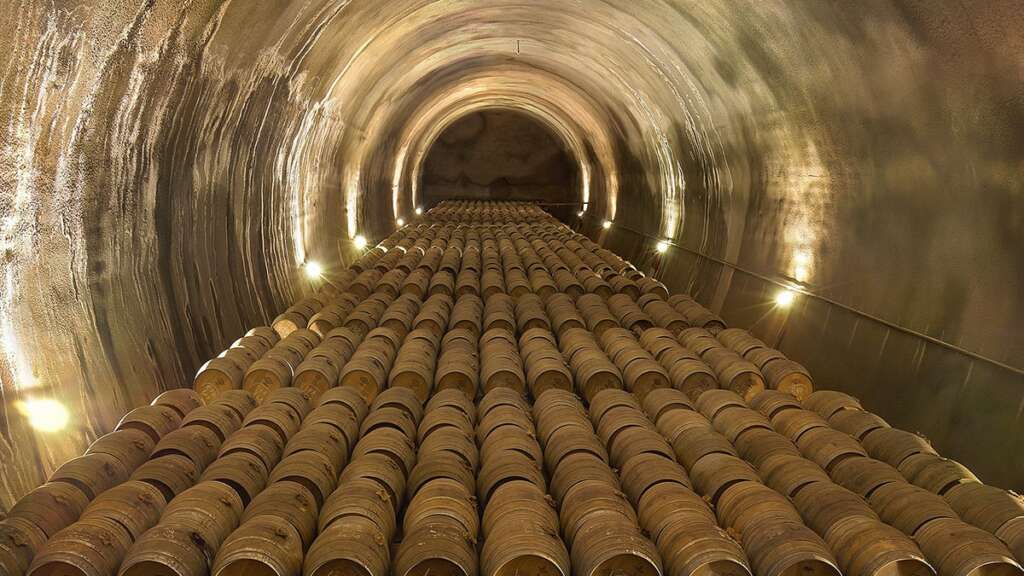 El interior de la bodega Viña Real en la Rioja Alavesa
