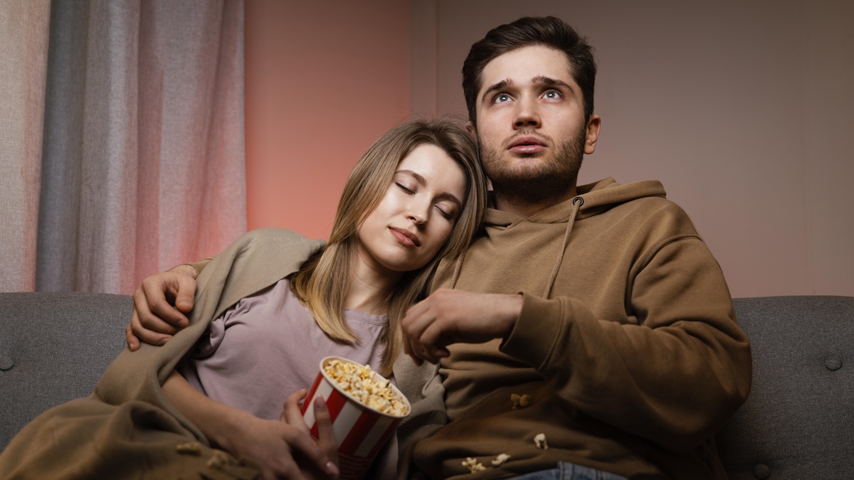 Una pareja viendo una película