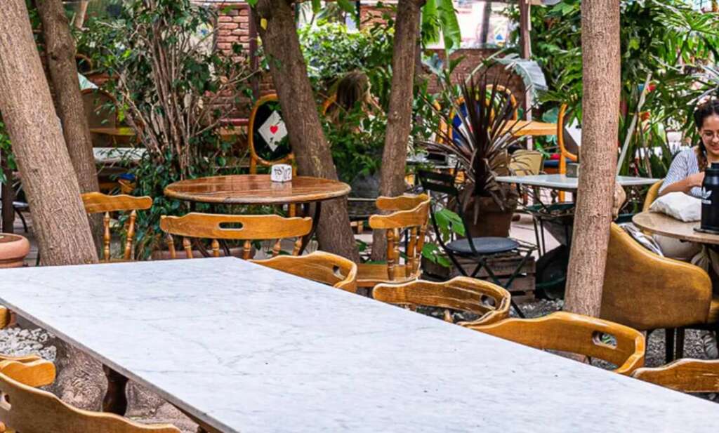 La terraza del Alice's Secret Garden