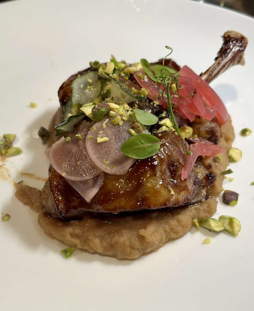 Muslo de pato confitado con salsa hoisin, puré de apionabo y encurtidos