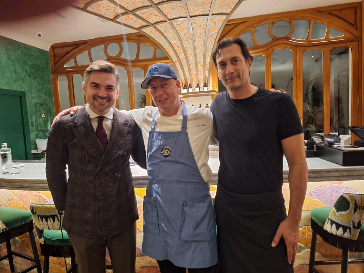 Webb con Charles Webb con el cocinero Dani Padró y Cristoball Srokowsk, uno de los dueños de Jacqueline