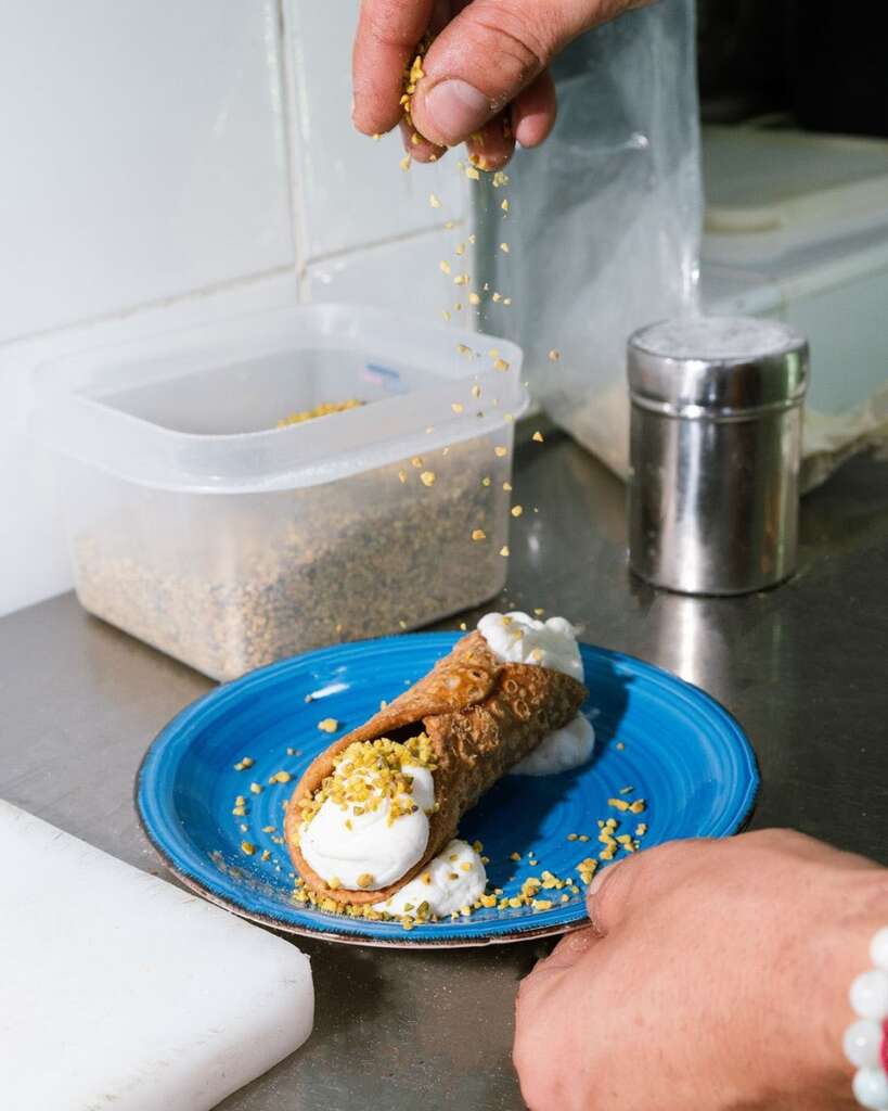 Que no falte el típico cannolo de postre