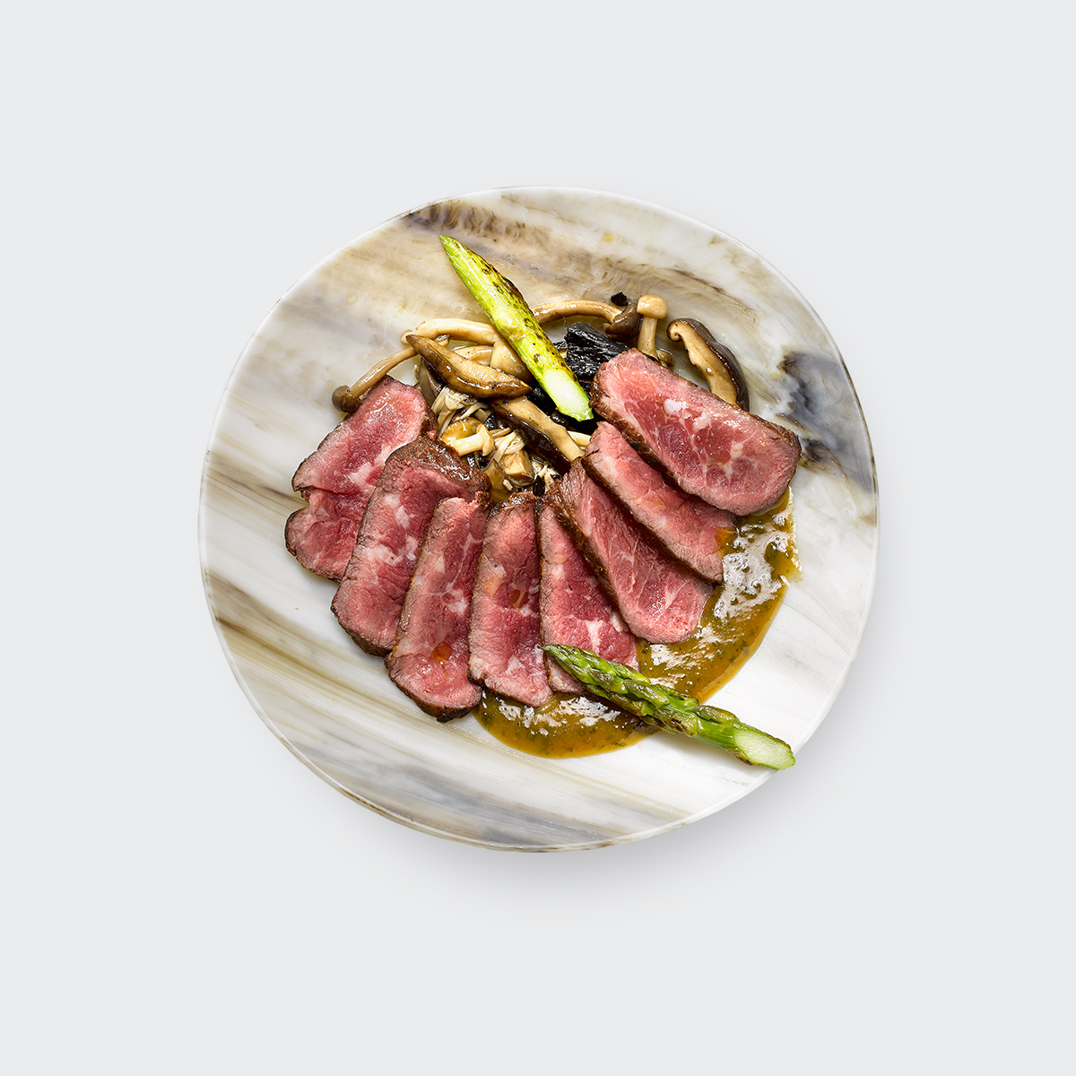 Tataki de vaca con setas confitadas y salsa de miso
