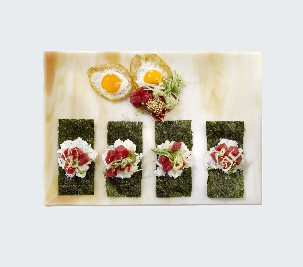 Temaki de tartar de atún con huevo de codorniz y con cebolla tierna japonesa