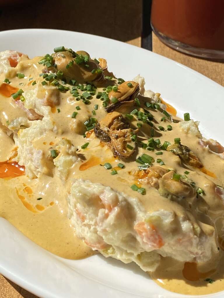 Ensaladilla rusa con mejillones en escabeche