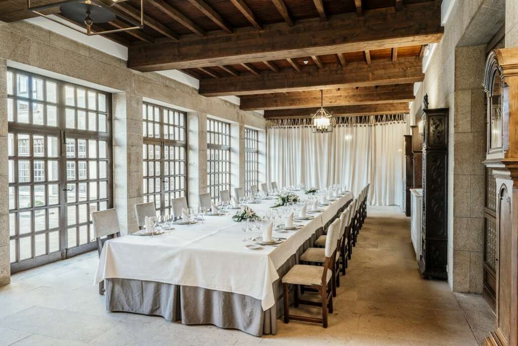 Uno de los salones para banquetes del Parador de Baiona