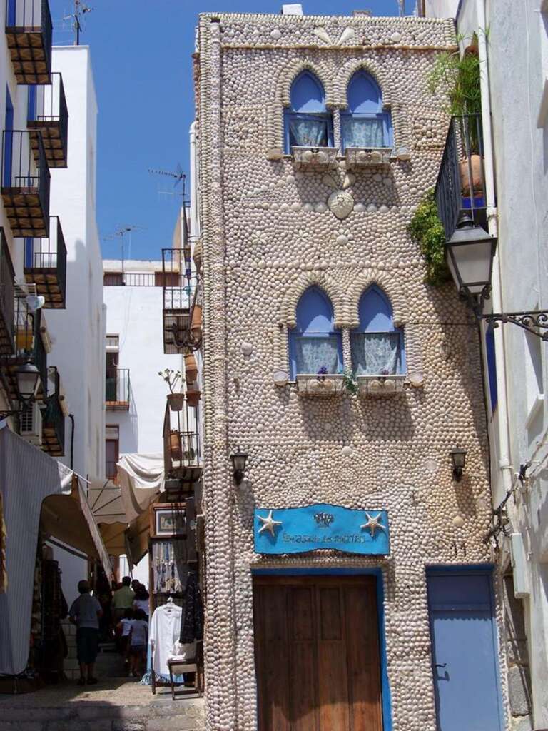 La fachada de la casa de las conchas en Peñíscola