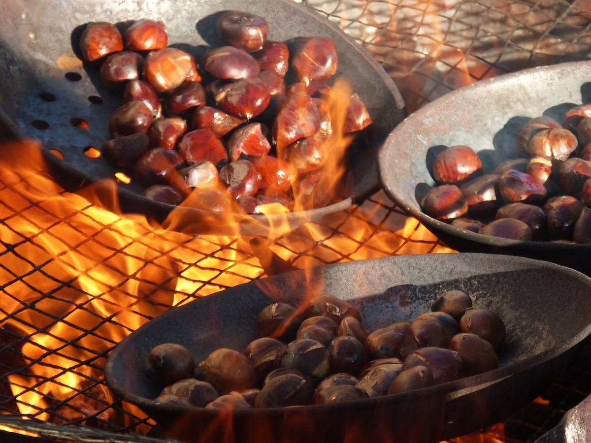 Unas castañas asadas en varias sartenes