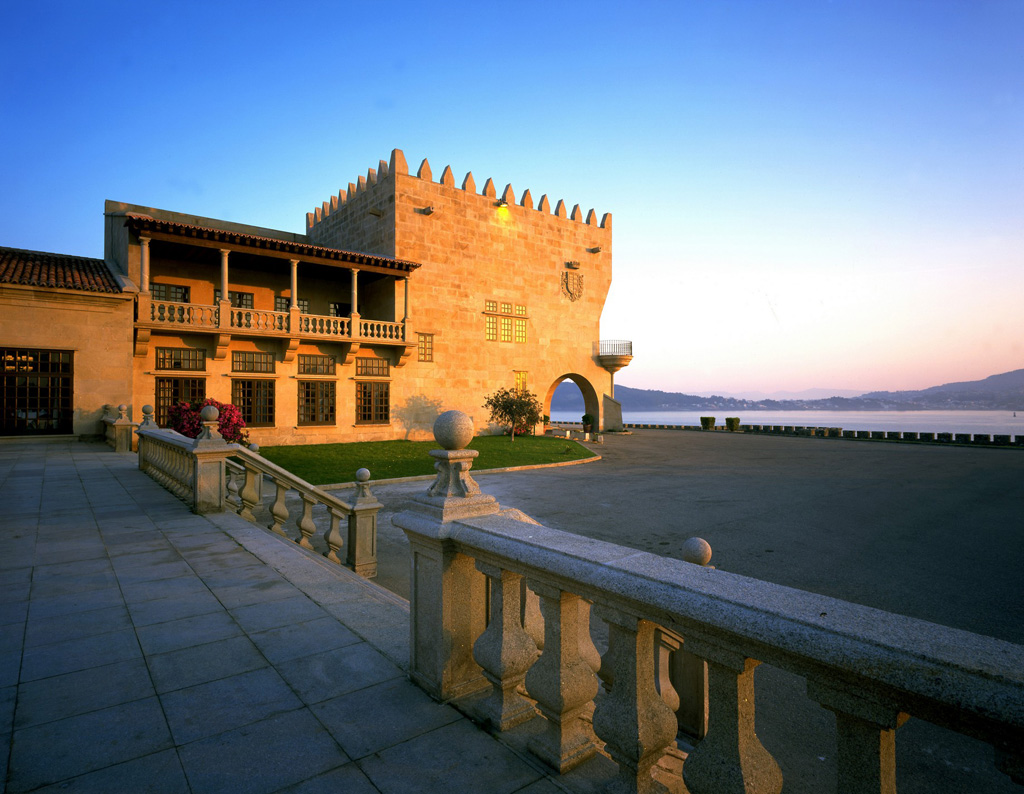 El exterior del Parador de Baiona, uno de los paradores ideales para San Valentín