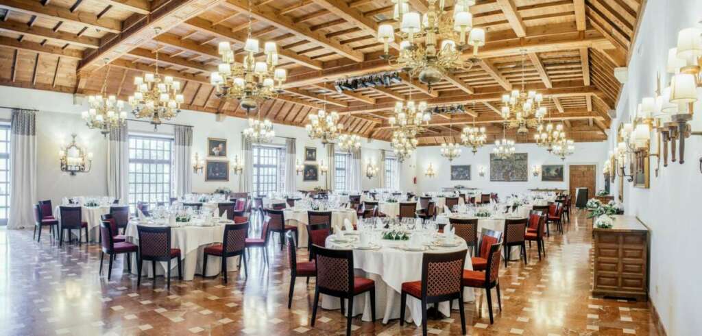 El salón del restaurante del Parador de Baiona