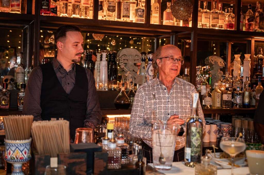 Javier de las Muelas con Carlos Pérez, bar manager del Pisco Bar