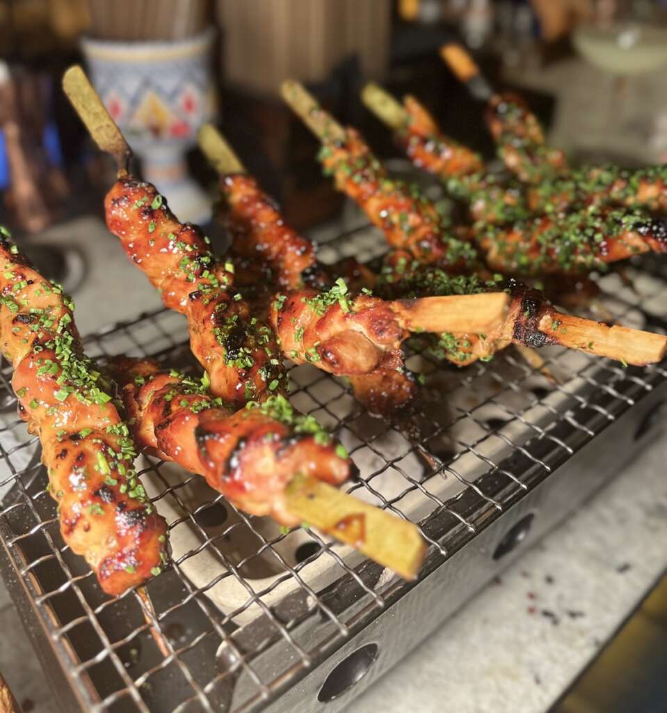 En el Pisco Bar se pueden degustar platillos como el anticucho de pollo