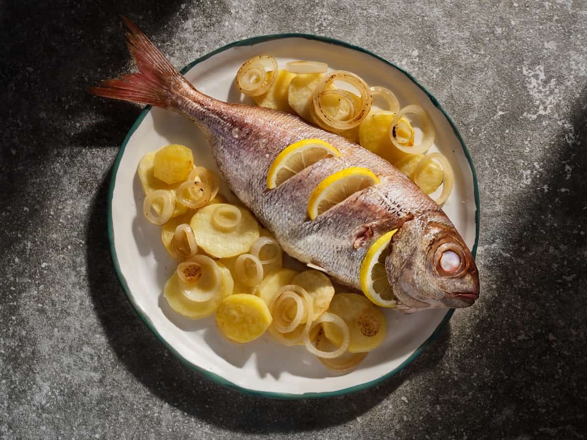 Un plato de besugo al horno