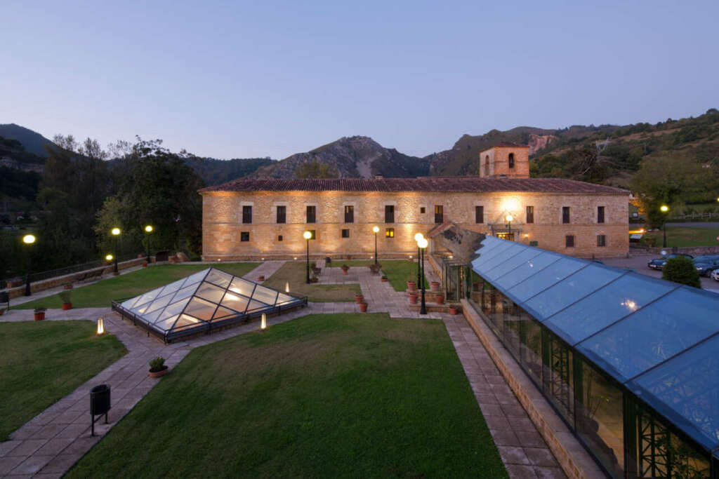La zona exterior del Parador de Cangas de Onís