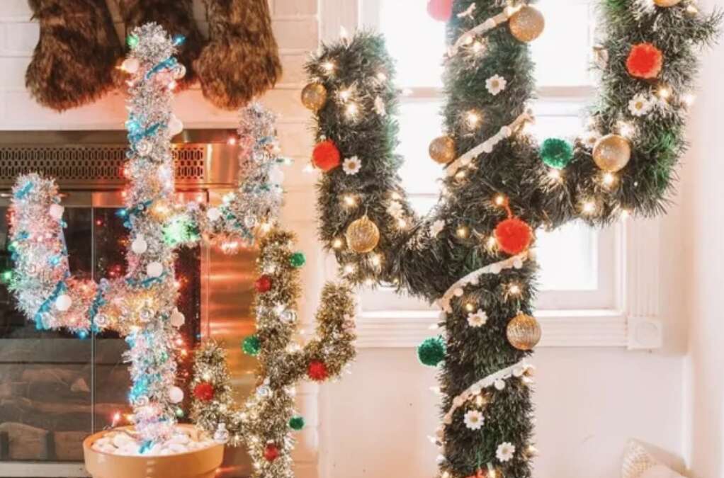 Un cactus con decoración navideña de México