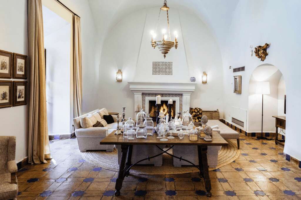 La chimenea en el Parador de Mérida, uno de los mejores paradores donde alojarse en invierno