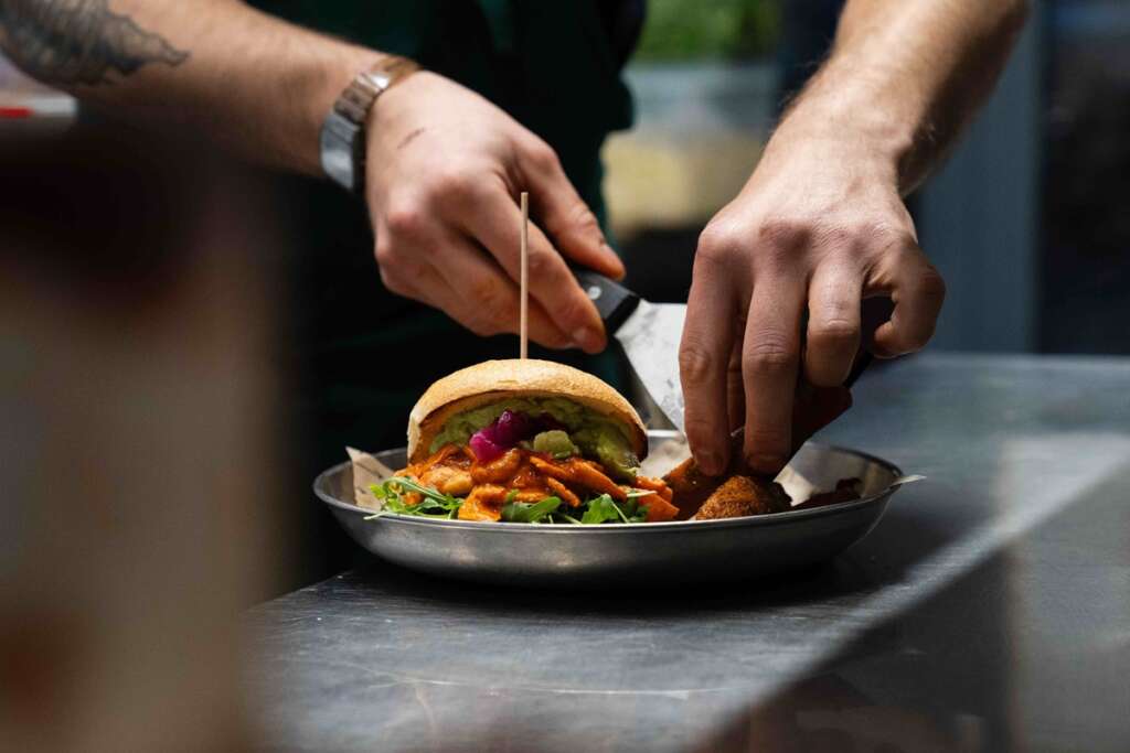Cada hamburguesa lleva no menos de cinco ingredientes