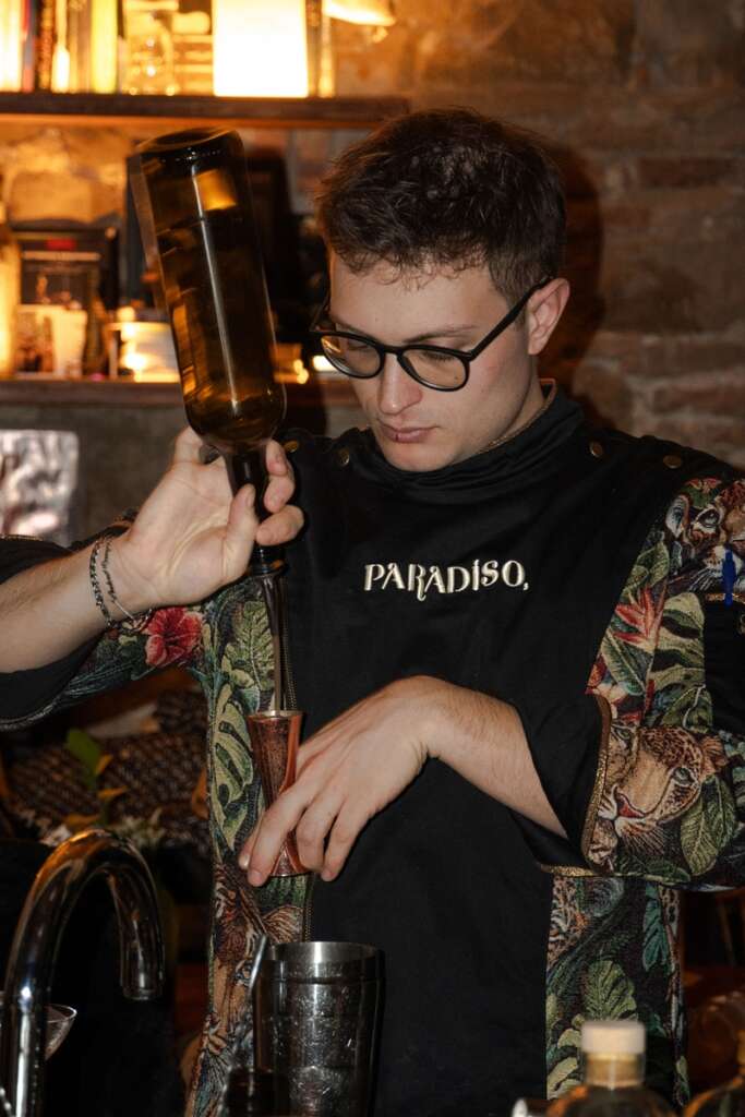 Uno de los bartenders en acción