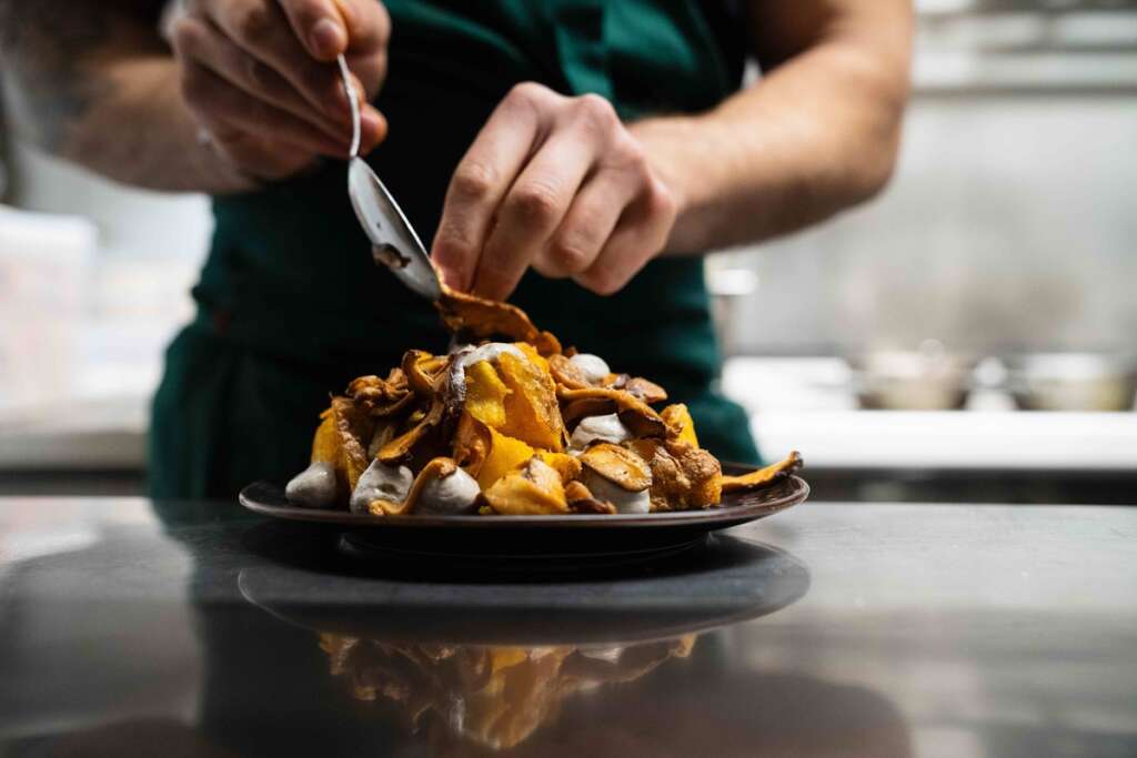 Preparando las bravas con shiitake y trufa