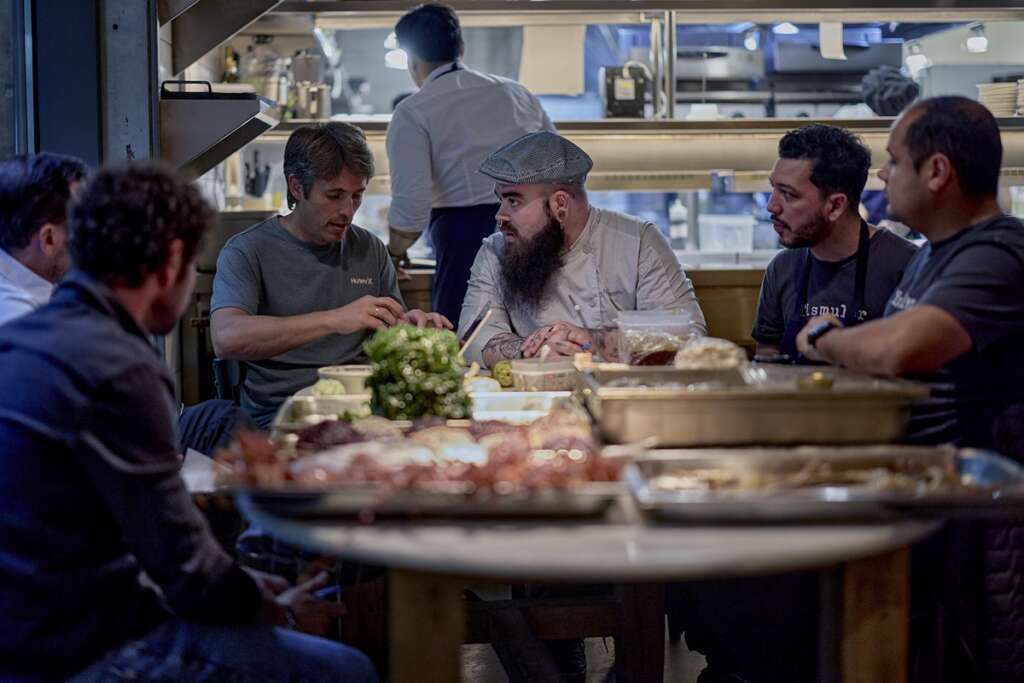 El equipo debate cómo preparar los platos