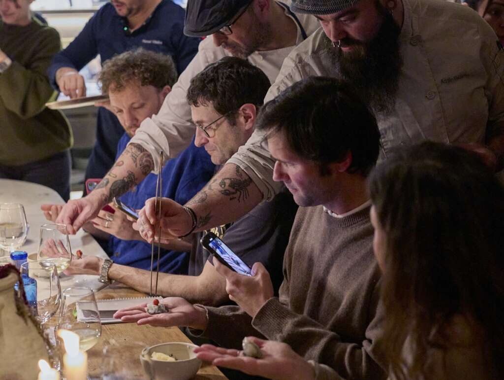 Sirviendo la trufa con tartar de gamba y fresa