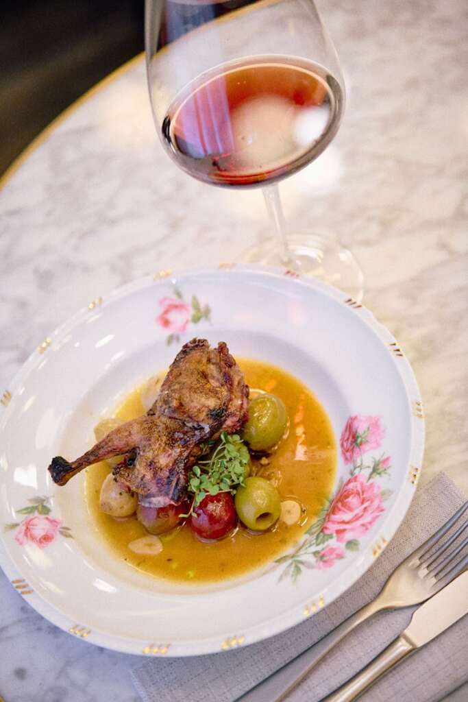 Pichón con olivas y uvas