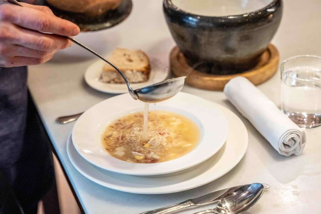 El primer pase del cocido es una sopa con jamón ibérico y huevo