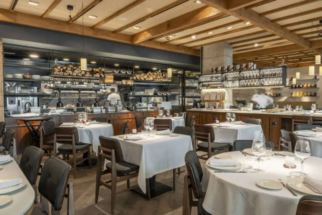 La sala del restaurante, con parrilla abierta