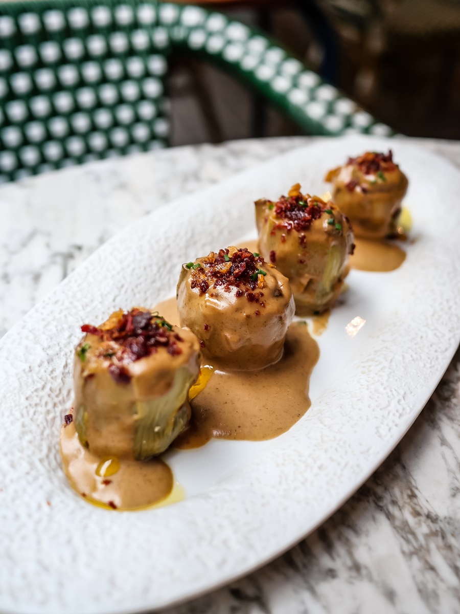 Corazón de alcachofa relleno de confit de pato