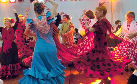Un grupo baila sevillanas en una caseta