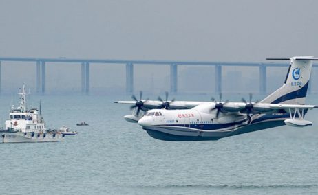 El hidroavión AV600 aterriza en el Mar Amarillo