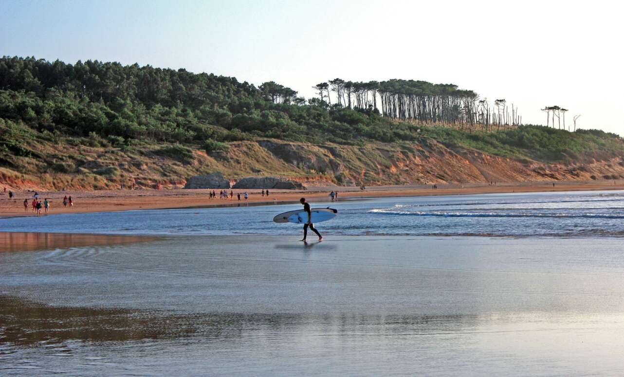Surfista en la playa de Somo (Cantabria).