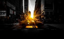 El sol entre los rascacielos de Manhattan. Foto Michael Kowalczyk | Flickr