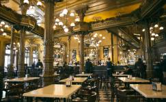 La elegancia centenaria del Café Iruña, de Pamplona. Foto: Café Iruña