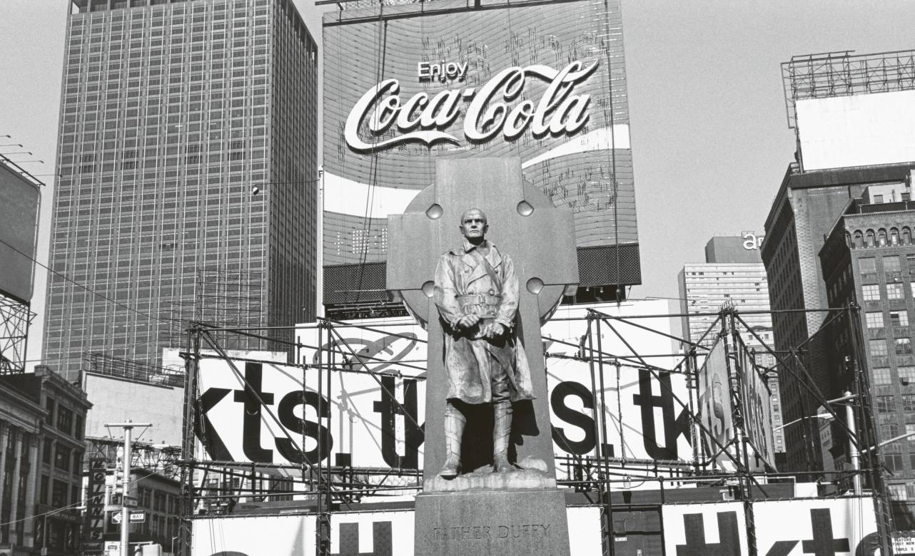 Father Duffy, Times Square, New York City, 1974. Foto © Lee Friedlander, courtesy Fraenkel Gallery, San Francisco.