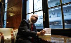 Carlos Ruiz Zafón firmando una de sus obras. Foto: EFE-David Fernandez