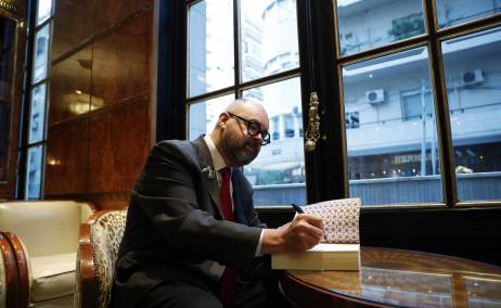 Carlos Ruiz Zafón firmando una de sus obras. Foto: EFE-David Fernandez