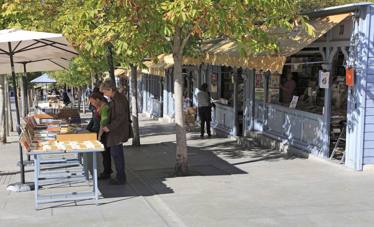 Puestos de la feria de libros permanente de la Cuesta Moyano. Foto: Getty Images.
