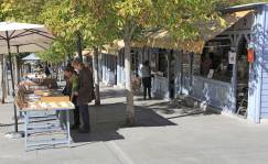 Puestos de la feria de libros permanente de la Cuesta Moyano. Foto: Getty Images.