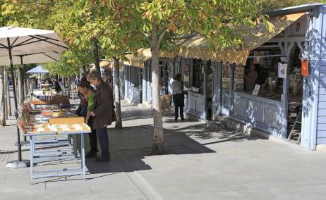 Puestos de la feria de libros permanente de la Cuesta Moyano. Foto: Getty Images.