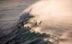Los surfers esperando la gran ola. Foto Alexander Smiley